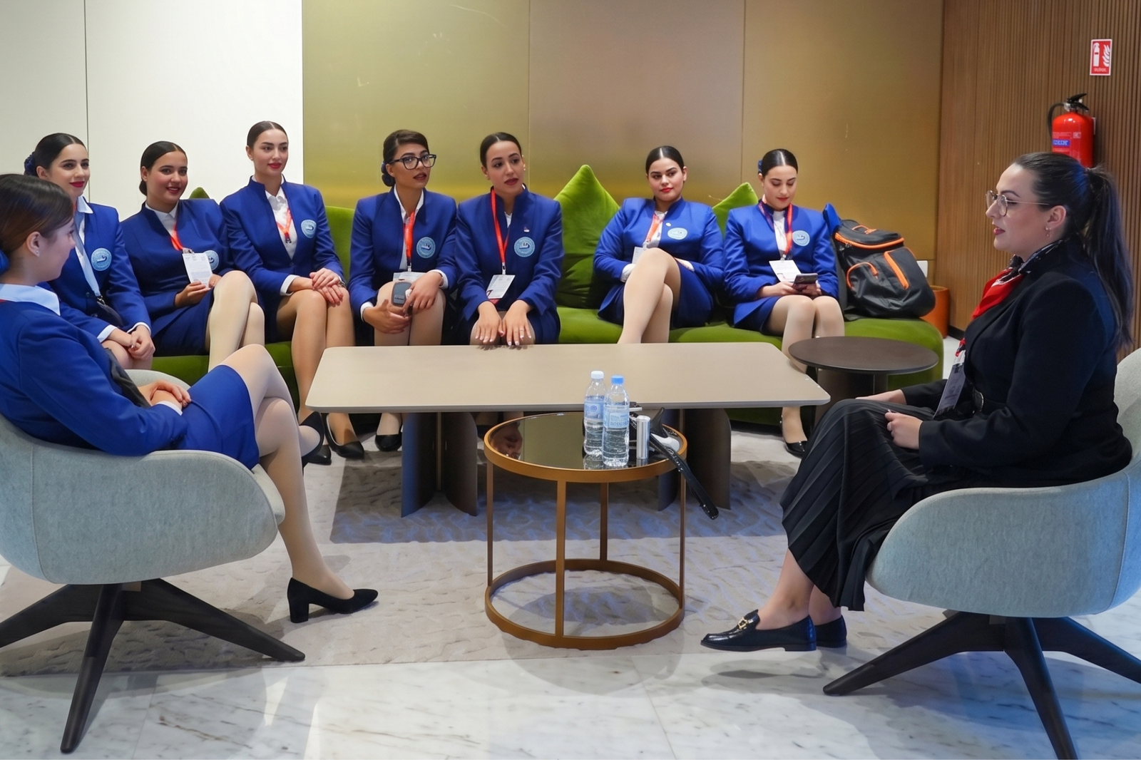 Étudiantes comparant une école d'hôtesse de l'air au Maroc